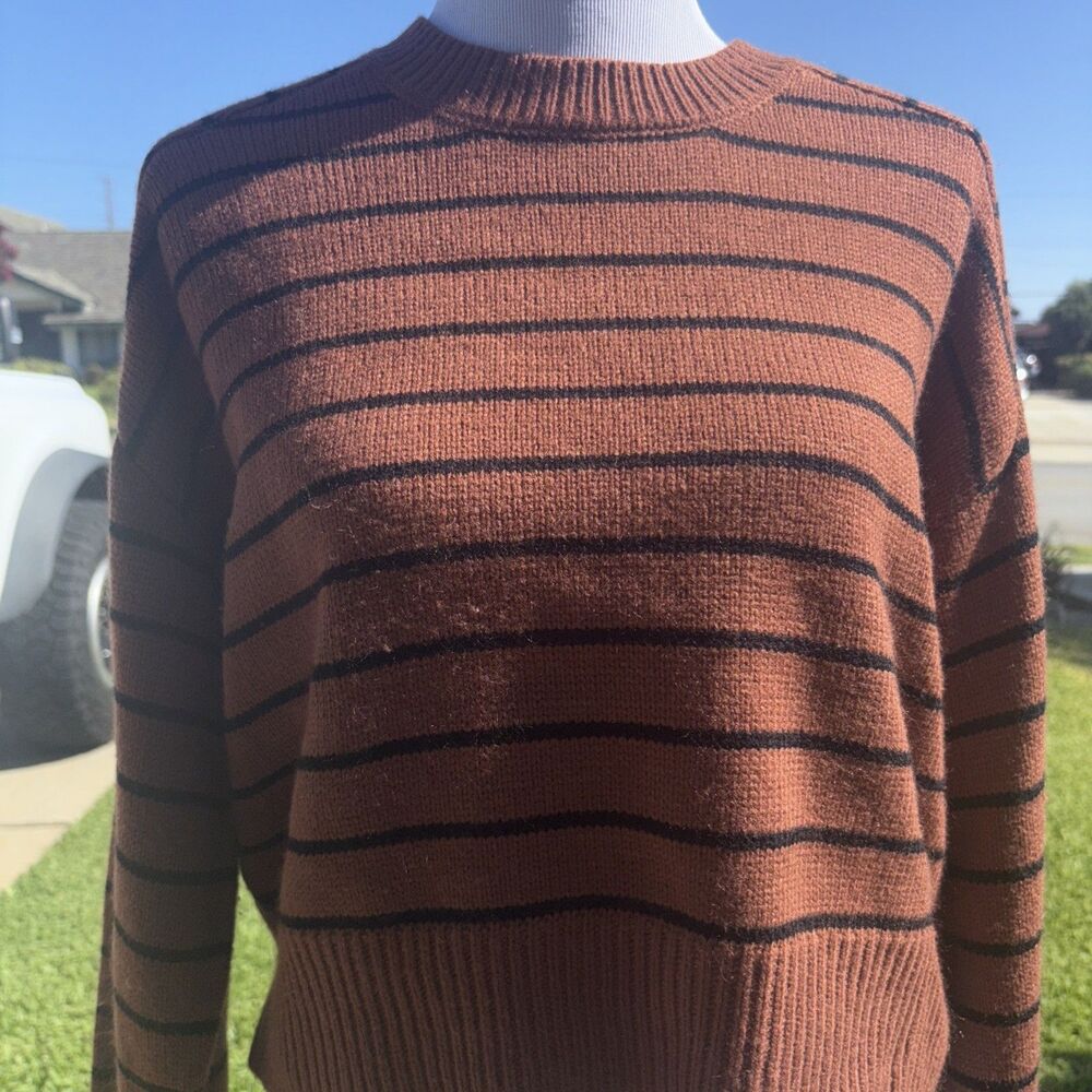 Tahari cropped long sleeve sweater women’s size medium - Picture 2 of 4